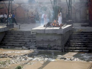Templo hindu Pashupatinath Cremação no Templo hindu Pashupatinath