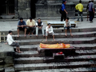 Cremação no Templo hindu Pashupatinath 